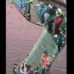 Al menos 132 muertos tras colapsar un puente en la India pocos días después de su inauguración