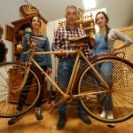 José Pérez, junto a sus hijas Marta (I), y Andrea (D), autores de la reproducción en madera de la mítica bicicleta BH Gacela