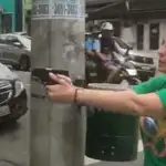 La diputada brasileña Carla Zambelli con una pistola apuntando a un hombre en una calle de Sao Paulo