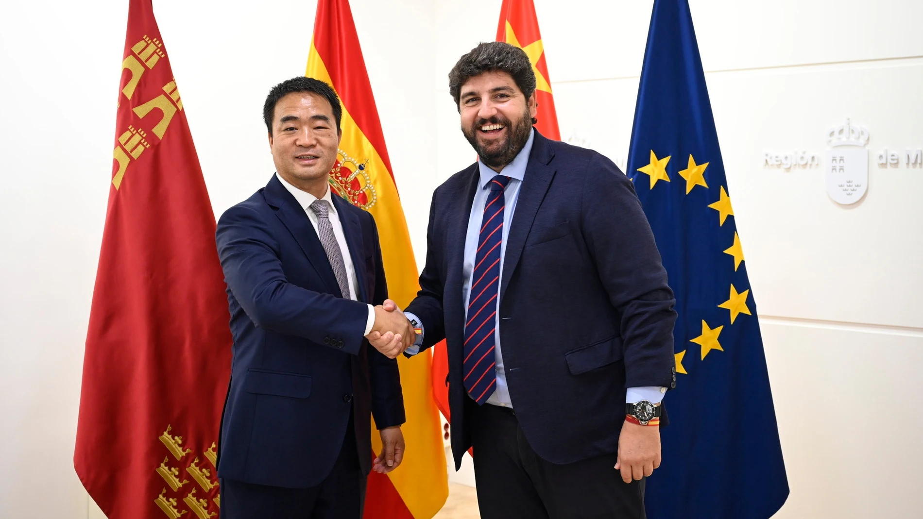 El presidente de la Región de Murcia, Fernando López Miras, se reunió en el Palacio de San Esteban con el CEO de Huawei España, Eric Li