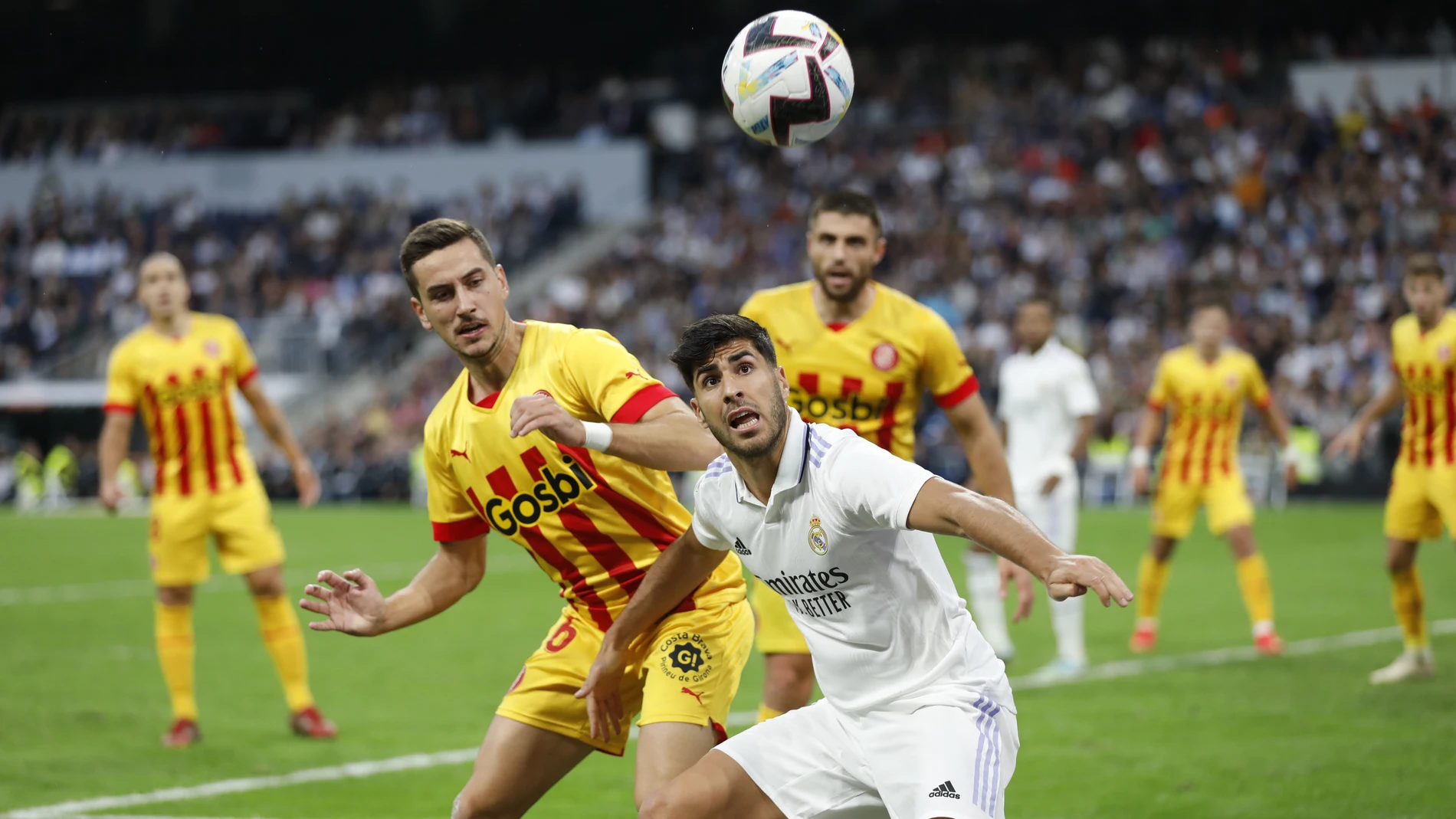 Asensio intenta controlar un balón durante el partido entre el Real Madrid y el Girona