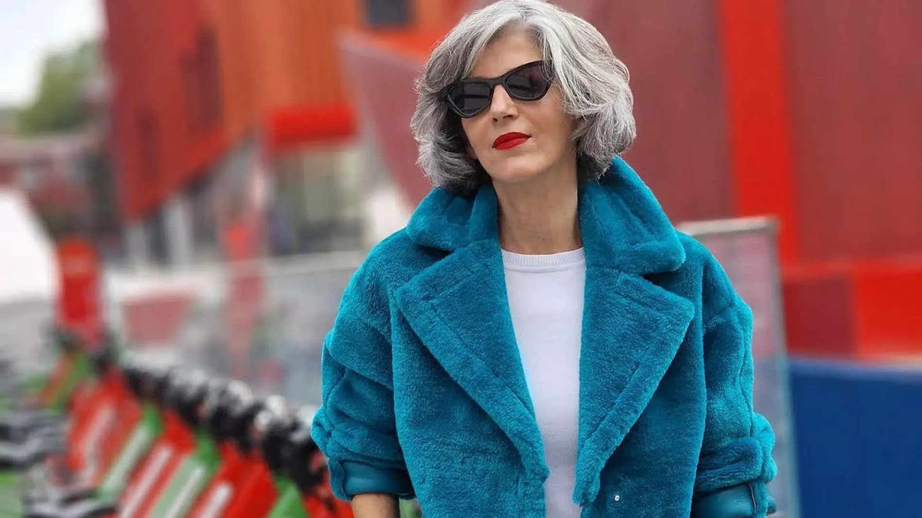 Este abrigo de pelito azul de Parfois que aman las mujeres de 50 años para con pantalones vestir y zapatillas Nike