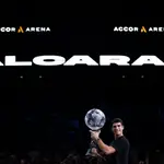 Carlos Alcaraz, con el trofeo que le dieron en París para reconocer su número uno del mundo. Es vigésimo octavo jugador que llega a lo más alto