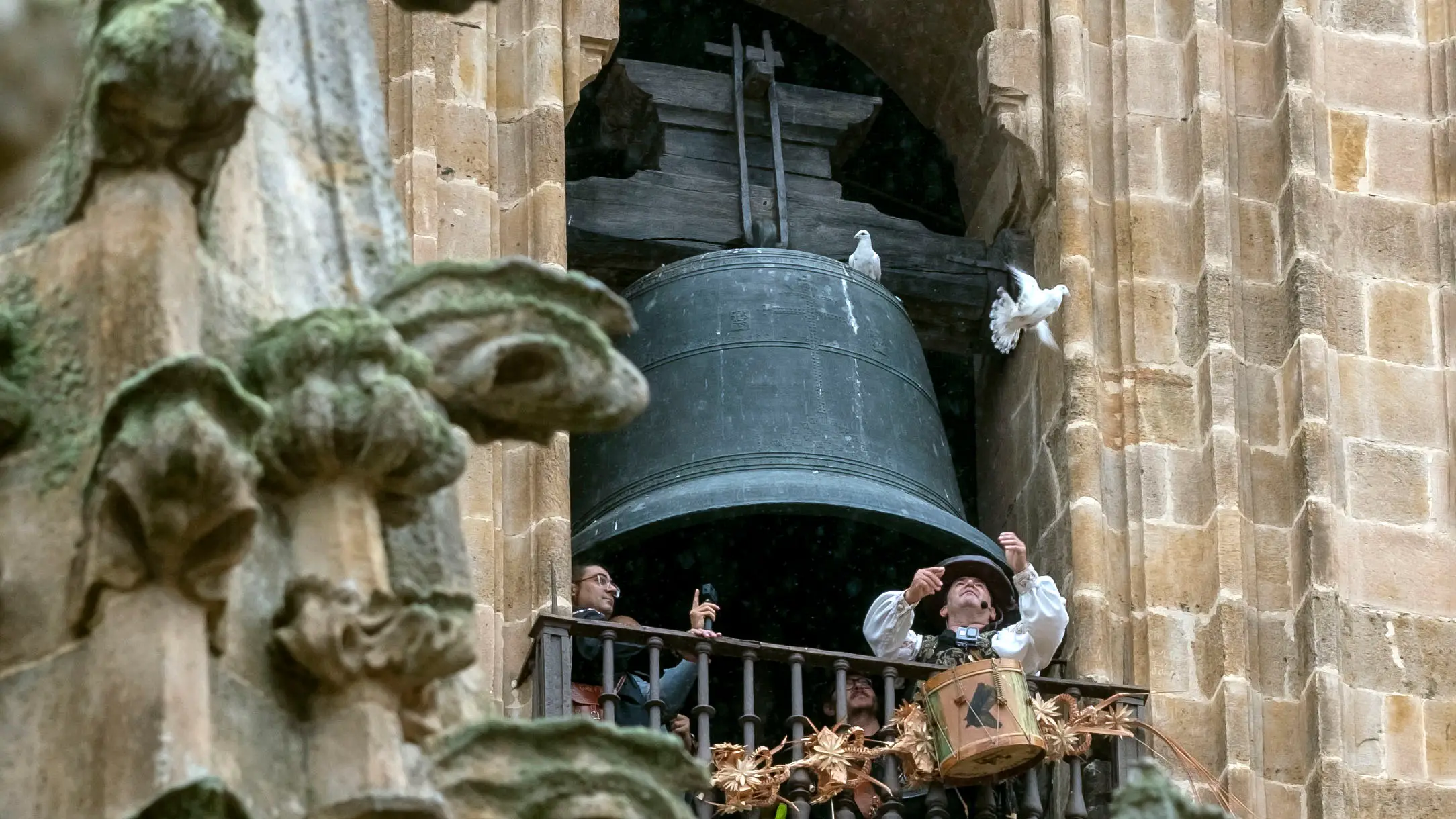 Subida del `Mariquelo a la catedral de Salamanca