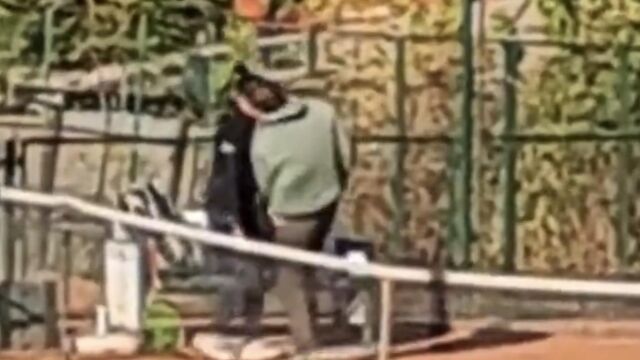 La brutal patada del padre a su hija