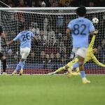Riyad Mahrez supera a Bono en la acción del tercer gol del Manchester City ante el Sevilla