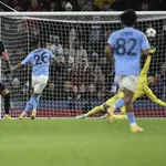 Riyad Mahrez supera a Bono en la acción del tercer gol del Manchester City ante el Sevilla