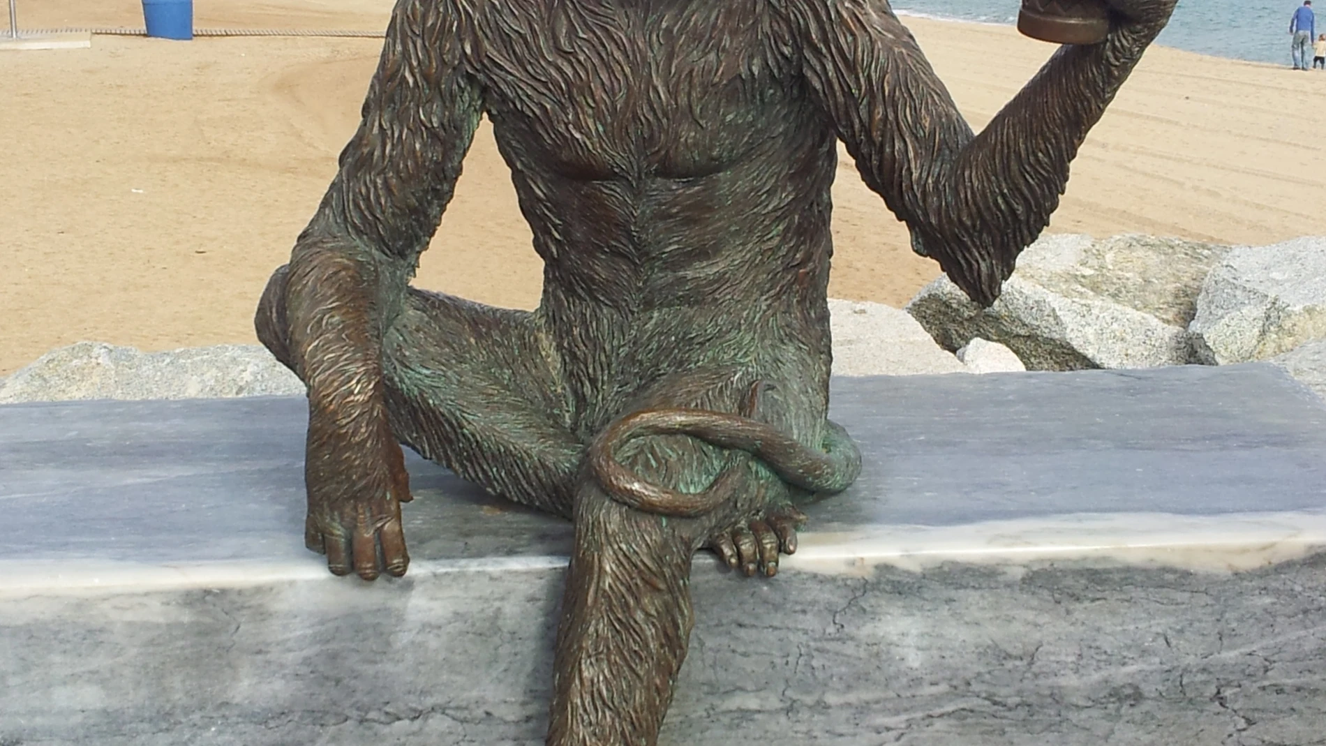 Una estatua dedicada al Anís del MOno, en el Pont del Petroli de Badalona