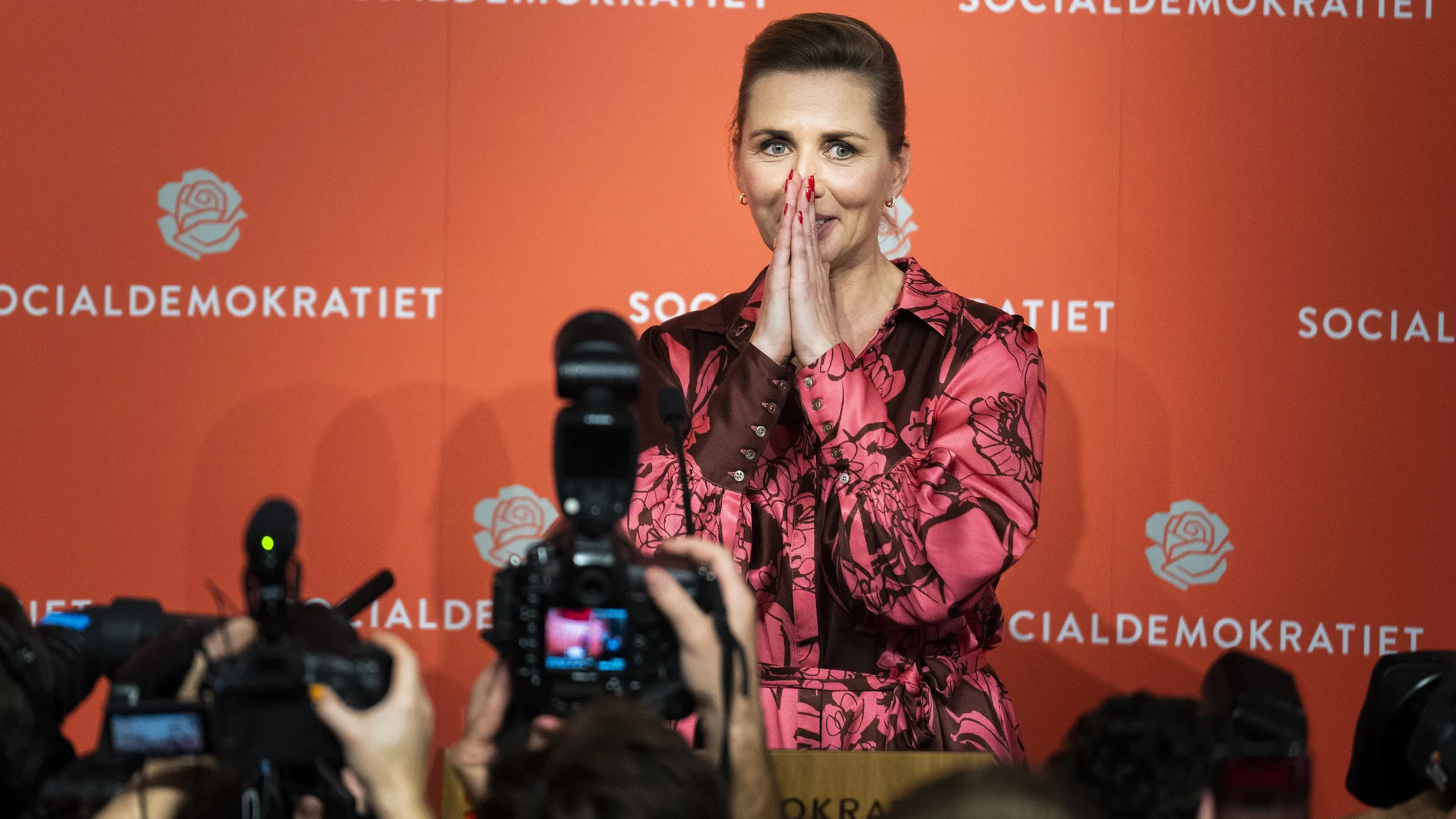 La líder socialdemócrata danesa, Mette Frederiksen, celebra su victoria con sus simpatizantes