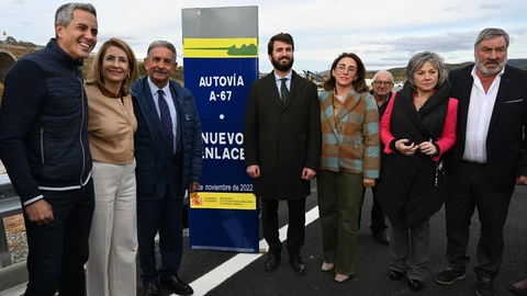 La ministra Raquel Sánchez inaugura el enlace de la A-67 junto a Gallardo, González Corral y Revilla, entre otros