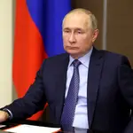 Vladimir Putin preside una reunión por videoconferencia con miembros del Consejo de Seguridad desde la residencia presidencial en Cabo Idokopas