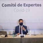 El presidente de la Junta, Juanma Moreno, durante la reunión que el Gobierno andaluz ha mantenido hoy con el comité de expertos para evaluar la situación de la pandemia