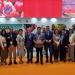 El consejero Antonio Luengo con miembros de la delegación de la Región en Asia Fruit Logistica; el embajador de España, Felipe de la Morena, y el director general de Agricultura tailandés.