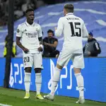 Vinicius y Valverde celebran uno de los goles del Real Madrid