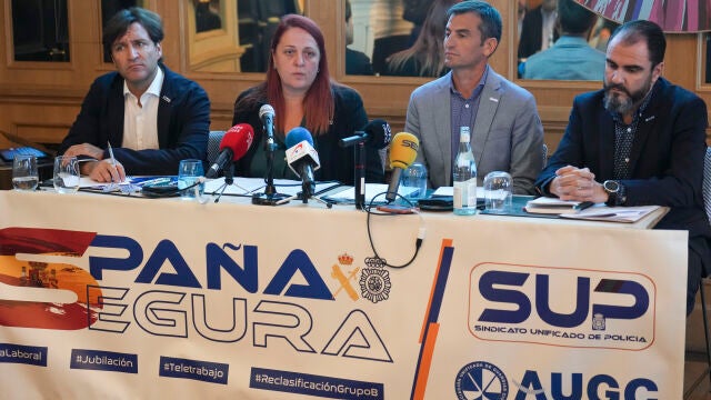 (De izda. a dcha.) José Antonio Rodríguez Neira, secretario organización SUP; Mónica García, secretaría general SUP; Juan Fernández, secretario General AUGC, y Germán Gómez, secretario Organización de AUGC, durante la rueda de prensa ofrecida hoy.