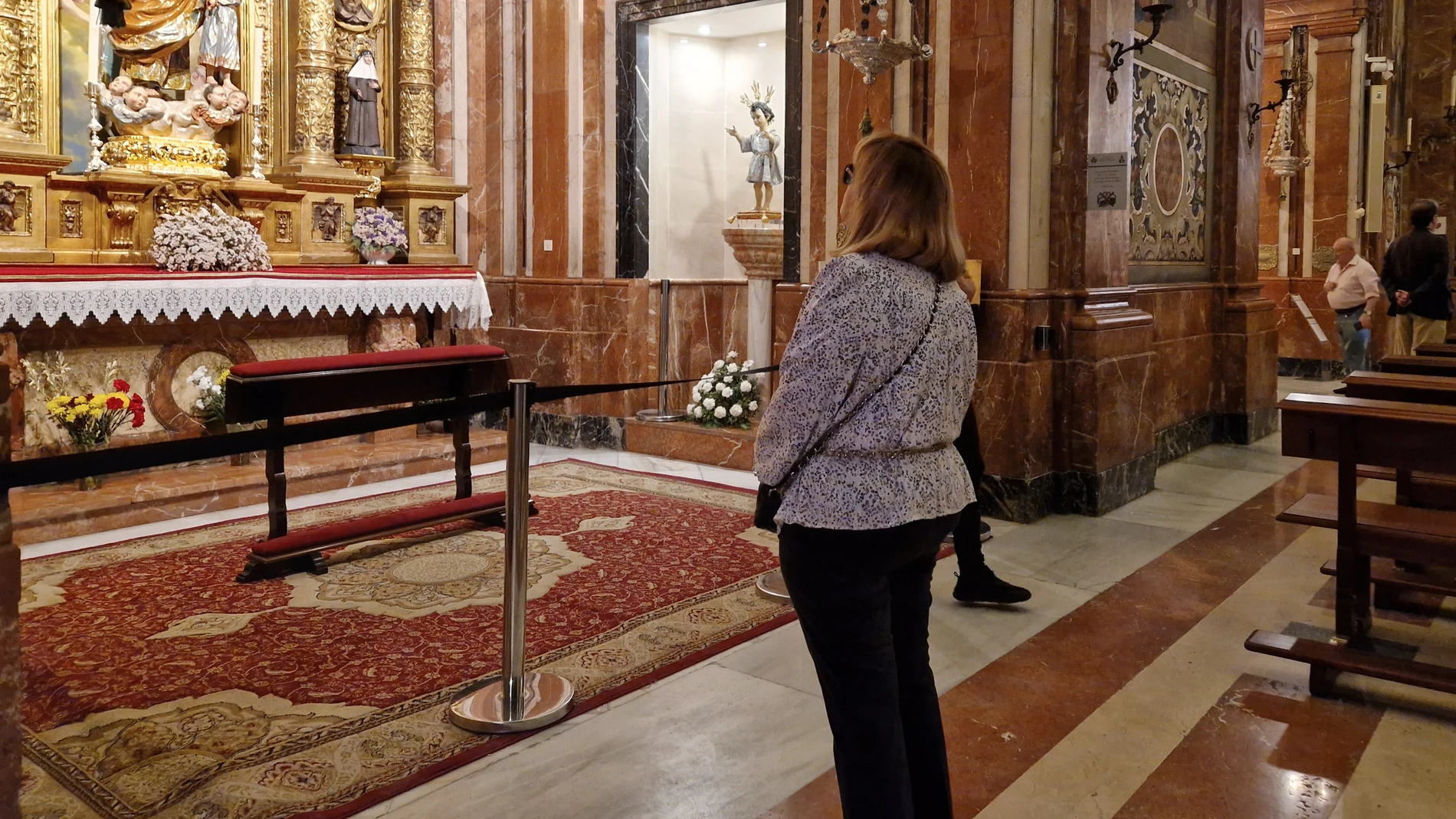 Una alfombra cubre las zonas donde estaban las sepulturas de Queipo de Llano y su esposa en la Basílica de la Macarena