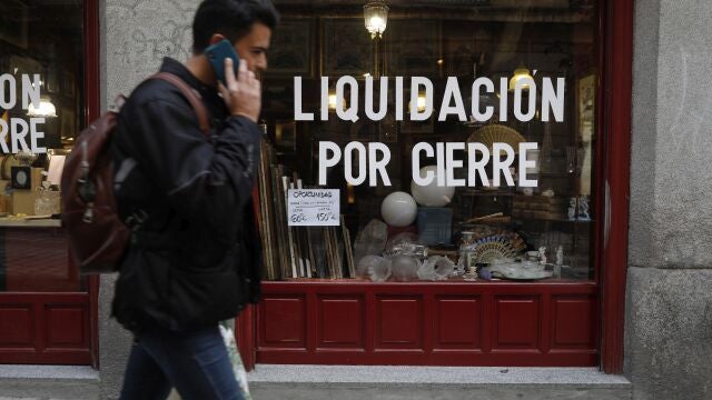 Imagen de un escaparte en el que se puede leer "liquidación por cierre", en Madrid
