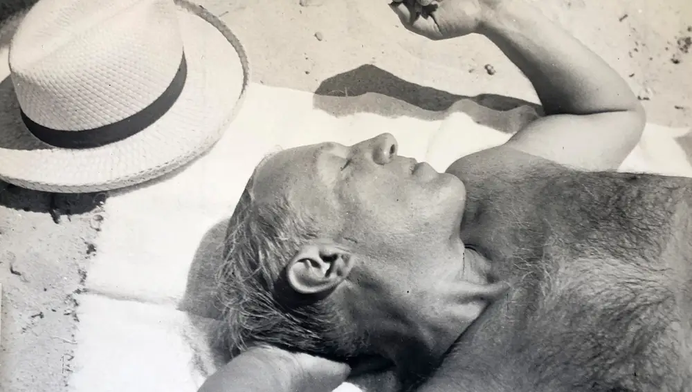 Fotografía de Pablo Picasso dormido en la playa &quot;Mougins&quot;, de 1936 o 1937, por la fotógrafa Dora Maar