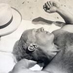 Fotografía de Pablo Picasso dormido en la playa "Mougins", de 1936 o 1937, por la fotógrafa Dora Maar