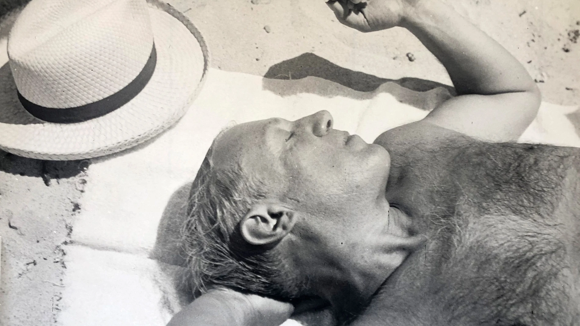 Fotografía de Pablo Picasso dormido en la playa "Mougins", de 1936 o 1937, por la fotógrafa Dora Maar