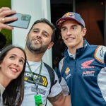 Marc Márquez se fotografía con aficionados en el circuito de Cheste