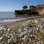 Fotografía de la playa Fuerte San Gil, cubierta de plásticos y basura, en Santo Domingo (República Dominicana)