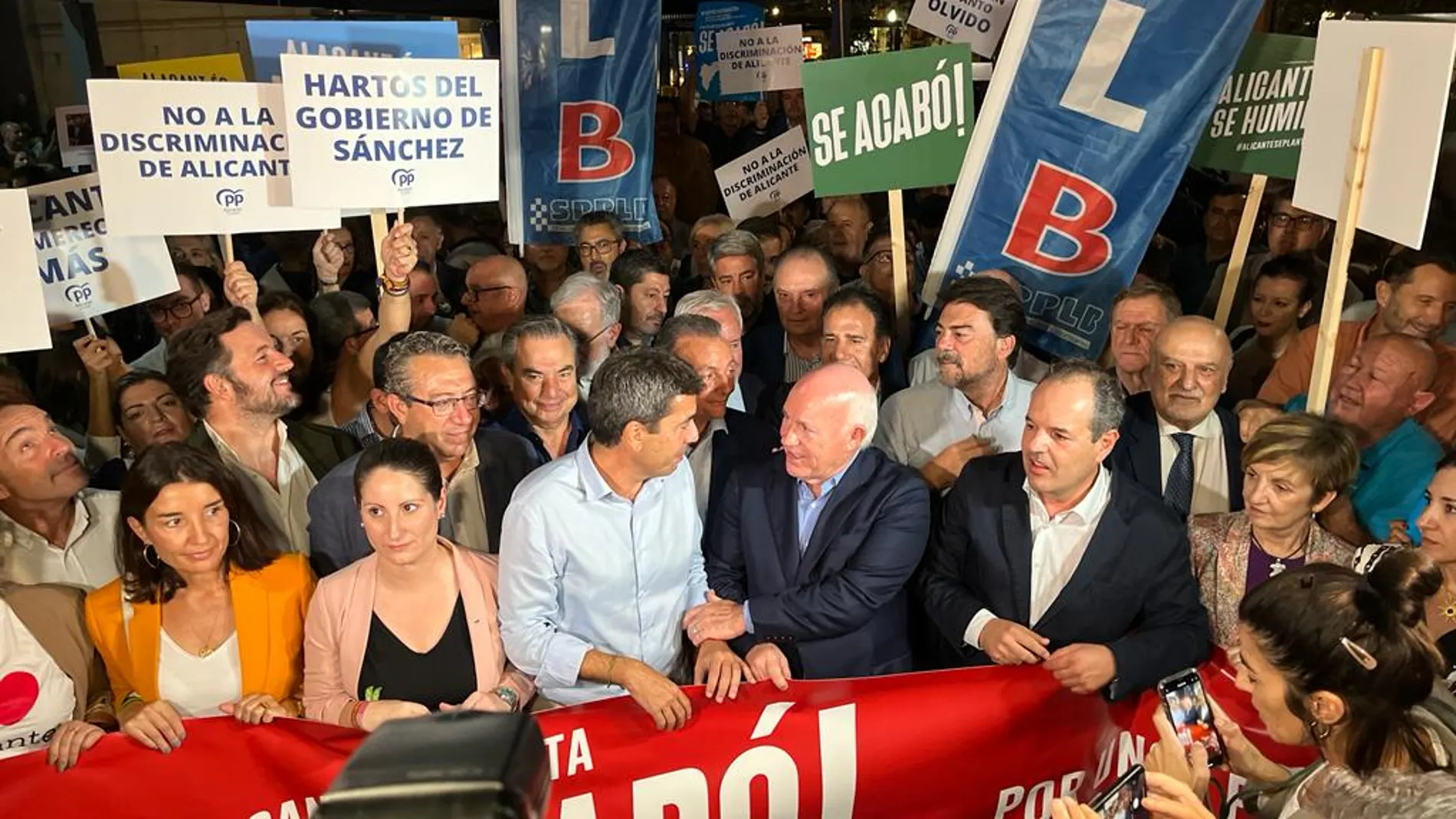 Representantes políticos y empresariales encabezan la manifestación en Alicante