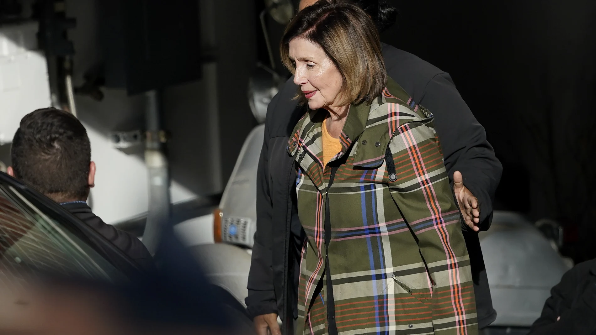 La presidenta de la Cámara de Representes, Nancy Pelosi, abandona su domicilio en San Francisco el miércoles