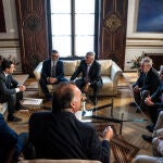 El presidente de la Junta de Andalucía, Juanma Moreno (2i), durante la reunión celebrada con los promotores del Proyecto Carnaval de Cádiz