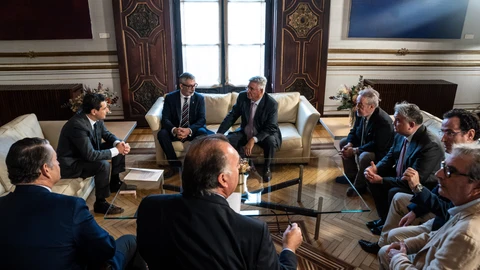 El presidente de la Junta de Andalucía, Juanma Moreno (2i), durante la reunión celebrada con los promotores del Proyecto Carnaval de Cádiz