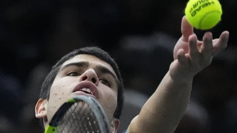 Alcaraz se dispone a ejecutar un servicio ante Dimitrov