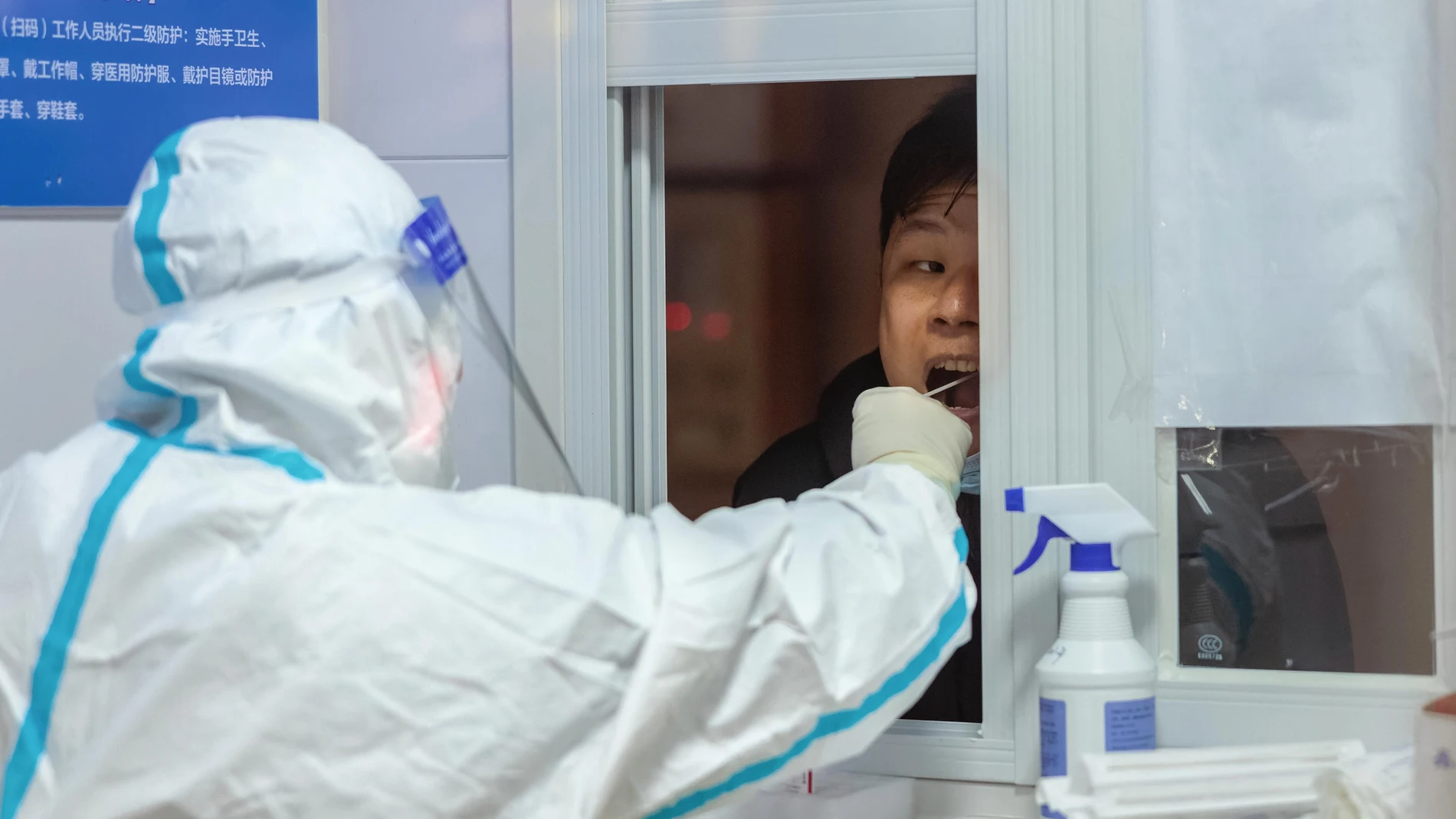 Un hombre se realiza una PCR en Shanghai (China)