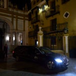 Detalle de un coche fúnebre saliendo esta noche de la basílica de la Macarena, en Sevilla