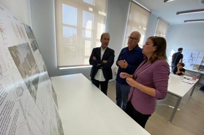 Sandra Gómez, junto al arquitecto Miguel del Rey, observan los planos del proyecto