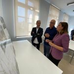 Sandra Gómez, junto al arquitecto Miguel del Rey, observan los planos del proyecto