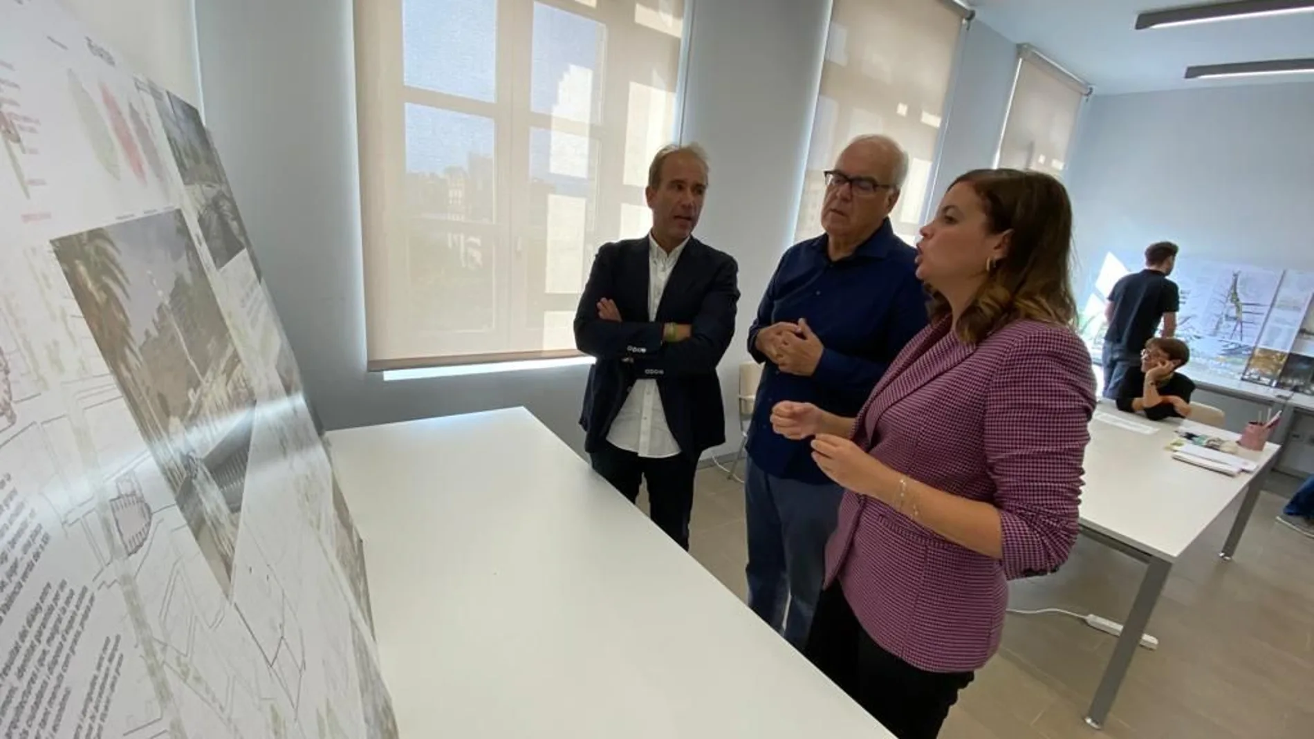 Sandra Gómez, junto al arquitecto Miguel del Rey, observan los planos del proyecto