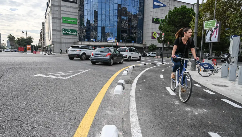 Una ciclista circula por el centro de Valencia | Fuente: Ayuntamiento de Valencia