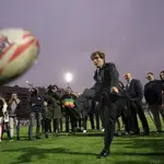  Almeida lo vuelve a hacer: da un pelotazo a un fotógrafo en la inauguración de un campo de rugby
