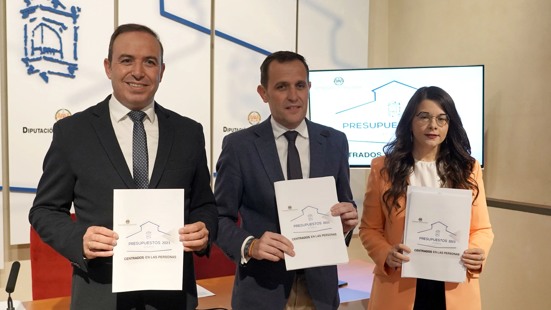 El presidente de la Diputación de Valladolid, Conrado Íscar, acompañado por los vicepresidentes primero, Victor Alonso Monge, y segunda, Gema Gómez, presenta el proyecto de Presupuestos de la Diputación de Valladolid para el próximo año 2023