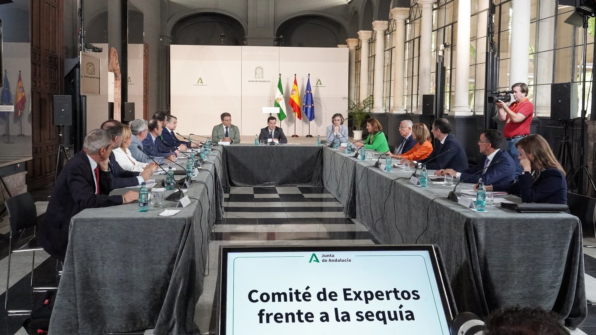 El presidente de la Junta de Andalucía, Juanma Moreno, preside este jueves, en el Palacio de San Telmo de Sevilla, la reunión constitutiva del Comité de expertos frente a la sequía. FRANCISCO J. OLMO-EUROPA PRESS