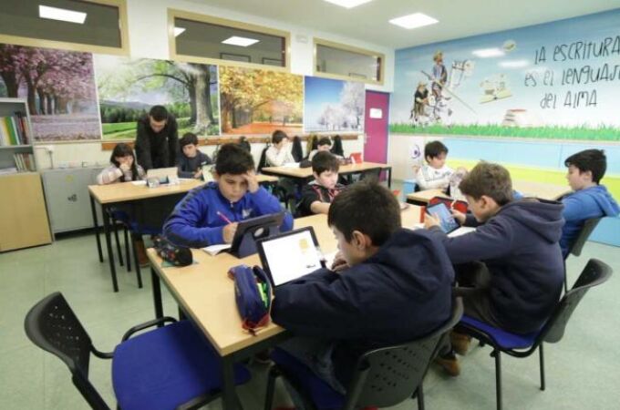 Alumnos del Colegio Santa Clara de Asís de Palencia trabajando con ordenadores en clase