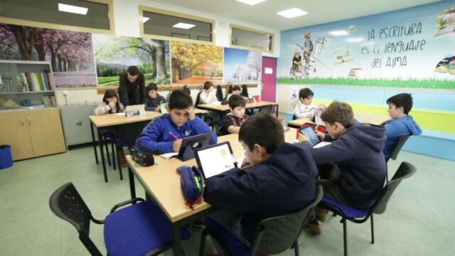 Alumnos del Colegio Santa Clara de Asís de Palencia trabajando con ordenadores en clase