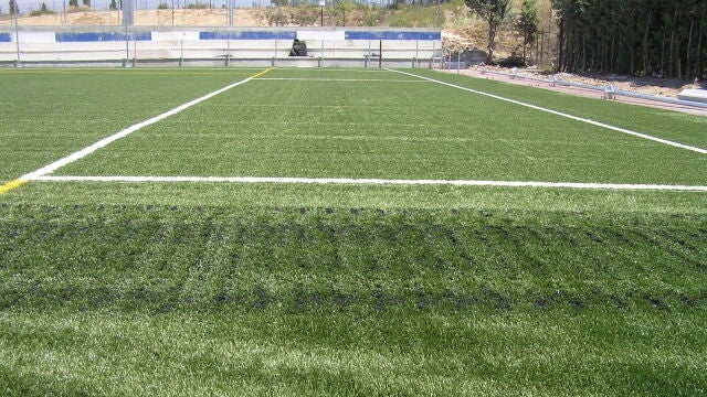 El granulado de caucho reciclado destaca su importancia como material en el césped artificial de los campos de deporte
