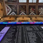 Varios paneles y monitores muestran en el parqué madrileño la evolución de la Bolsa española este 3 de noviembre