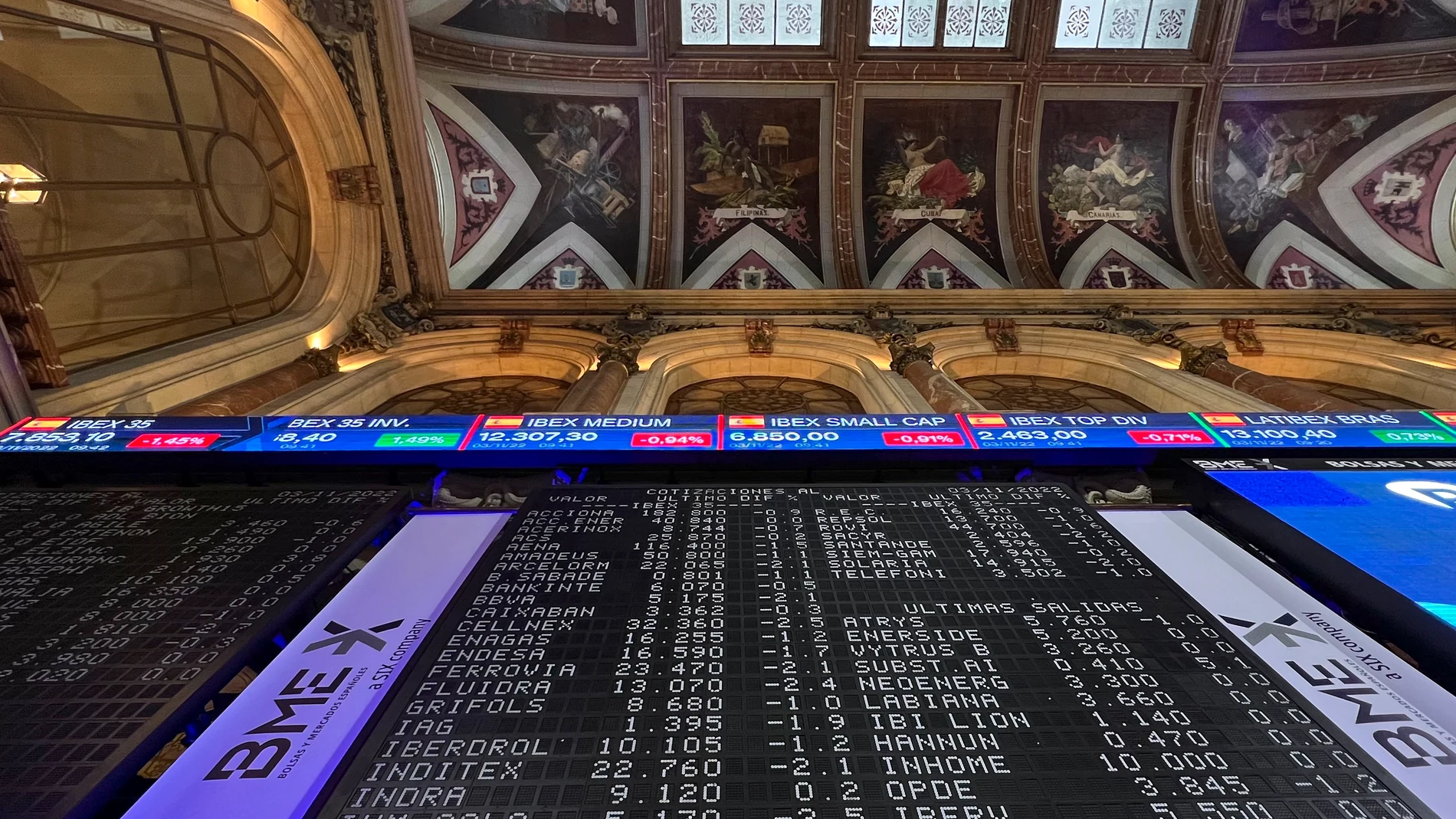 Varios paneles y monitores muestran en el parqué madrileño la evolución de la Bolsa española este 3 de noviembre