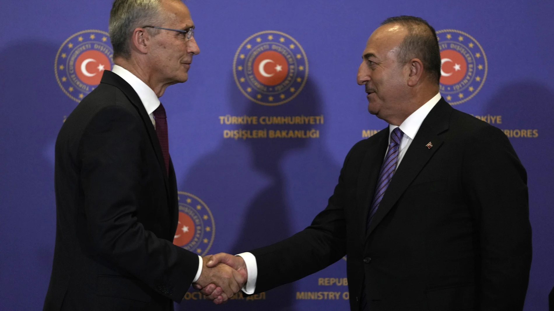 El secretario general de la OTAN, Jens Stoltenberg, saluda al ministro de Exteriores turco, Mevlut Cavusoglu, en Estambul