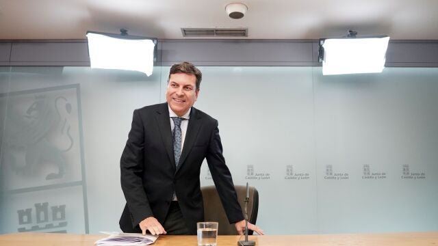 El consejero de Economía y Hacienda y portavoz de la Junta, Carlos Fernández Carriedo, comparece en rueda de prensa posterior al Consejo de Gobierno