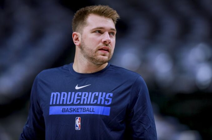Dallas Mavericks' Luka Doncic warms up before the team's NBA basketball game against the Utah Jazz, Wednesday, Nov. 2, 2022, in Dallas. (AP Photo/Gareth Patterson)