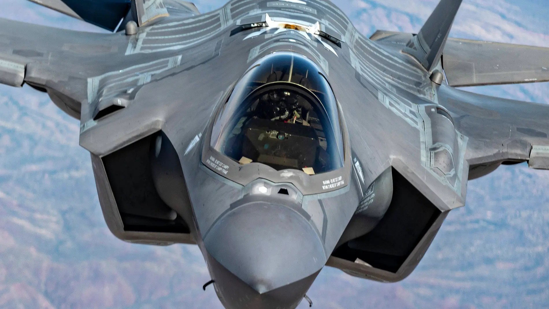 Un F-35A Lightning II sobrevuela Arizona en unas maniobras