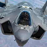 Un F-35A Lightning II sobrevuela Arizona en unas maniobras